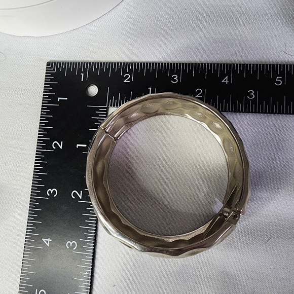 Silver Wide Hammered Style Hinge / Clamper Bracelet  New - Picture 6 of 6